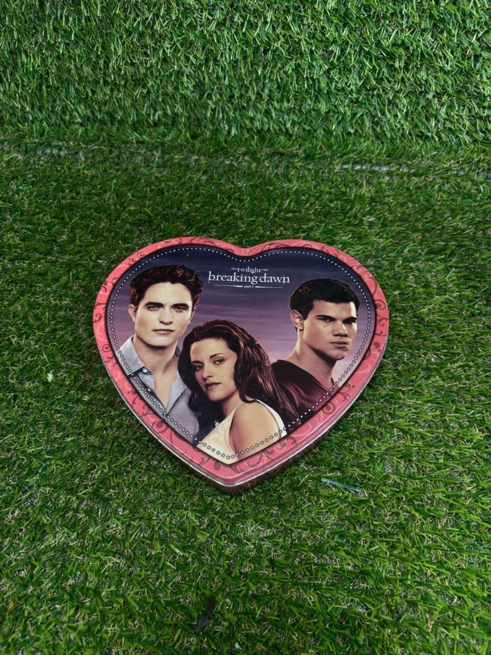 Mattel Twilight Saga Breaking Dawn Part 1 Heart Shaped Pink Metal Tin